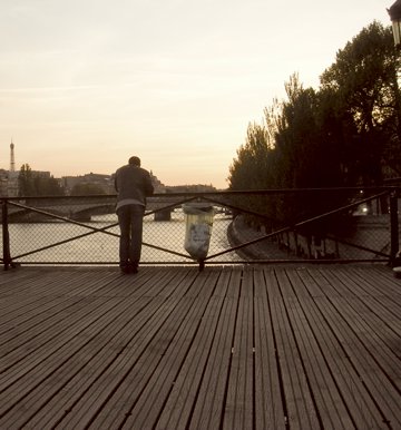 « Vienne la nuit sonne l’heure
Les jours s’en vont je demeure ». Pont des Arts, Paris.